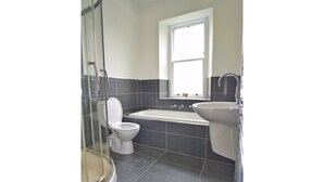 Bathroom - Spacious, Bright, Festival Flat for 6 at Meadows (Edinburgh)