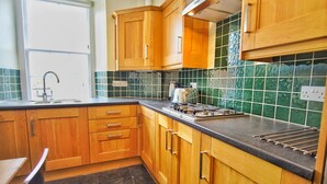 Private kitchen - Spacious, Bright, Festival Flat for 6 at Meadows (Edinburgh)