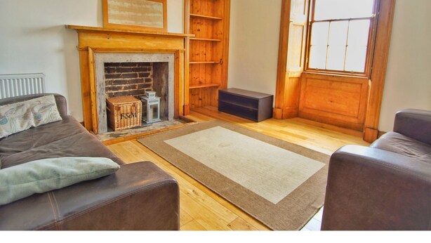 Living area - Spacious, Bright, Festival Flat for 6 at Meadows (Edinburgh)