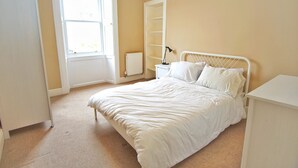 Room - Spacious, Bright, Festival Flat for 6 at Meadows (Edinburgh)