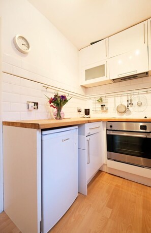 Tam boy buzdolabı, mikrodalga fırın, set üstü ocak, kahve/çay makinesi 