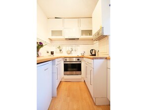 Full-size fridge, microwave, stovetop, coffee/tea maker - Sunny, Bohemian-style Flat For 4 in Queens Park (London)