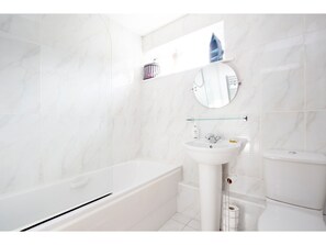 Bathroom - Sunny Summertown Apartment for 3 With Parking (Oxford)