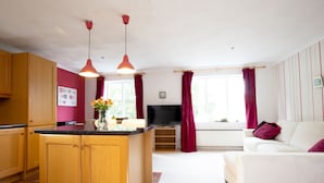 Apartment (2 Bedrooms) | Living area - Sunny Summertown Apartment for 3 With Parking (Oxford)
