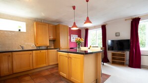 Apartment (2 Bedrooms) | Living area - Sunny Summertown Apartment for 3 With Parking (Oxford)
