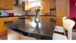 Apartment (2 Bedrooms) | In-room dining - Sunny Summertown Apartment for 3 With Parking (Oxford)