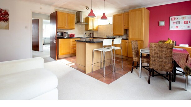 Apartment (2 Bedrooms) | Private kitchen | Full-sized fridge, oven, stovetop, toaster - Sunny Summertown Apartment for 3 With Parking (Oxford)