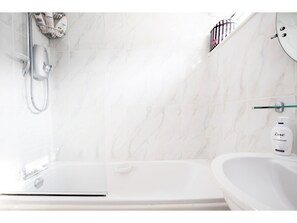 Apartment (2 Bedrooms) | Bathroom | Free toiletries, hair dryer, towels - Sunny Summertown Apartment for 3 With Parking (Oxford)
