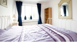 Apartment (2 Bedrooms) | 2 bedrooms, iron/ironing board, free WiFi, bed sheets - Sunny Summertown Apartment for 3 With Parking (Oxford)