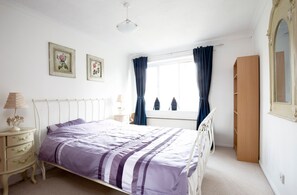 Apartment (2 Bedrooms) | 2 bedrooms, iron/ironing board, free WiFi, bed sheets - Sunny Summertown Apartment for 3 With Parking (Oxford)