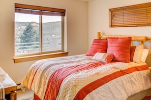 3 bedrooms, desk, iron/ironing board, free WiFi