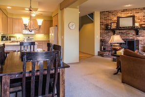In-room dining - Bozeman - East Gallatin Retreat (Bozeman)