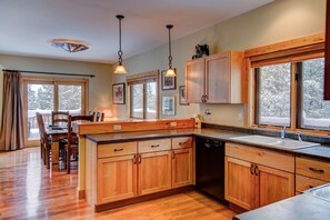 Mikroaaltouuni, uuni, liesi, astianpesukone