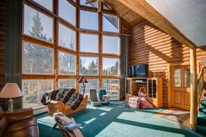 TV, fireplace - W Yellowstone - Stormhold (West Yellowstone)
