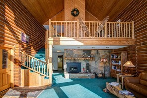 TV, fireplace - W Yellowstone - Stormhold (West Yellowstone)