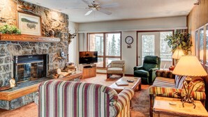 Flat-screen TV, fireplace - Big Sky - Skycrest 1705 (Big Sky)