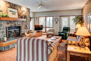 Een flatscreentelevisie en een open haard