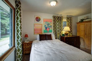 1 bedroom, desk, free WiFi - Big Sky - Fly Fishing Cottage (Gallatin Gateway)