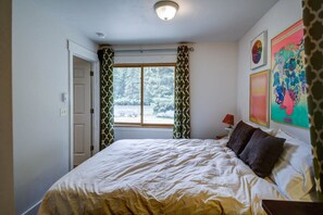 1 bedroom, desk, free WiFi - Big Sky - Fly Fishing Cottage (Gallatin Gateway)