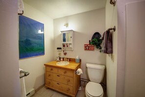 Bathroom - Big Sky - Fly Fishing Cottage (Gallatin Gateway)