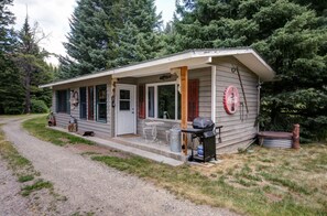 Front of property - Big Sky - Fly Fishing Cottage (Gallatin Gateway)