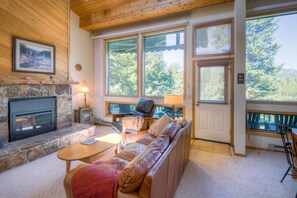 Flat-screen TV, fireplace - Big Sky - Hidden Village 146 (Big Sky)