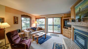 TV layar datar dan perapian