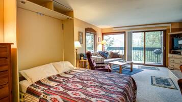 Meja kerja, setrika/meja setrika, Wi-Fi gratis, dan seprai linen