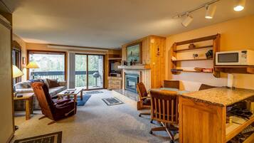 Meja, seterika/papan seterika, Wi-fi percuma, cadar katil