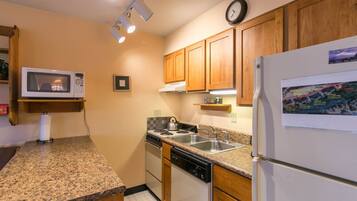 Kompor, mesin pencuci piring, dan pemanggang roti