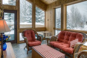 Flat-screen TV, fireplace - Big Sky - Two Moons Retreat (Big Sky)