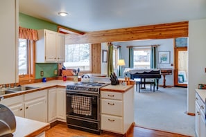 Stovetop, dishwasher, coffee/tea maker, toaster - Big Sky - Two Moons Retreat (Big Sky)