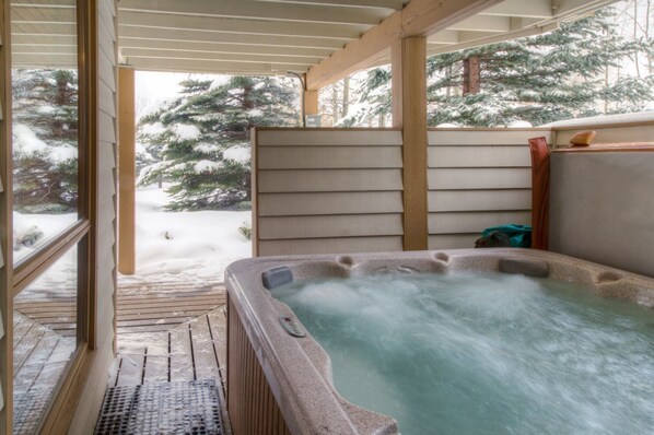 Outdoor spa tub