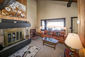 Flat-screen TV, fireplace - Big Sky - Silver Bow 51 (Big Sky)