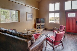 Flat-screen TV, fireplace - PV - Paradise Valley Retreat (Emigrant)