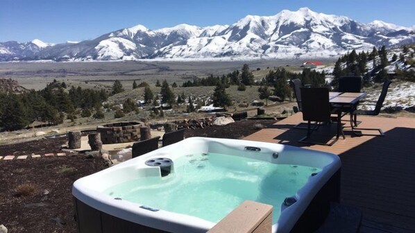 Outdoor spa tub - PV - Paradise Valley Retreat (Emigrant)