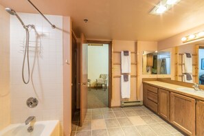 Secador de pelo, toallas, jabón y champú