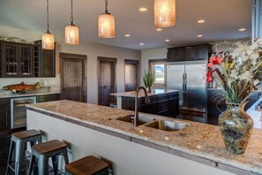 Fridge, microwave, oven, stovetop - Livingston - Crazy Mountain Lodge (Clyde Park)