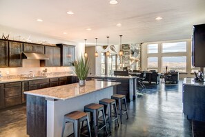 Fridge, microwave, oven, stovetop - Livingston - Crazy Mountain Lodge (Clyde Park)