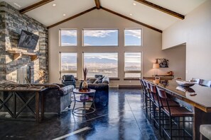 Flachbildfernseher, Kamin, DVD-Player, Stereoanlage