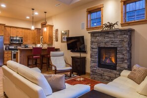 TV layar datar, perapian, Netflix, dan layanan streaming