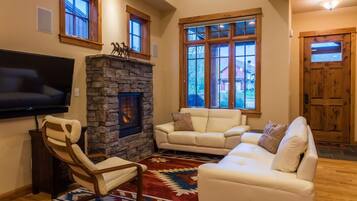 TV layar datar, perapian, Netflix, dan layanan streaming