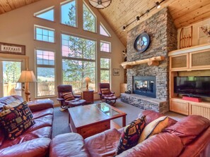 Flat-screen TV, fireplace, DVD player