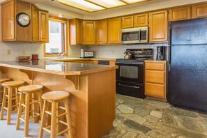 Fridge, microwave, oven, stovetop - Big Sky - Beaverhead 1438 (Big Sky)
