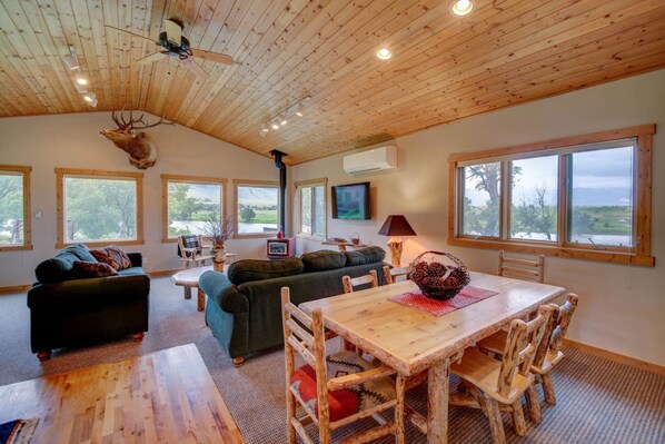 Flat-screen TV, fireplace