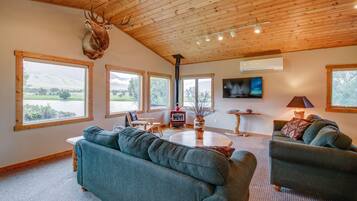 Flat-screen TV, fireplace