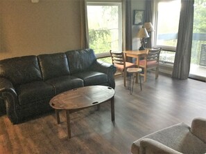 Een flatscreentelevisie en een open haard