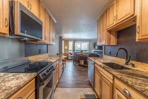 Stovetop, dishwasher, toaster, cookware/dishes/utensils - Big Sky - Stillwater 1060 (Big Sky)