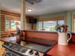 Stovetop, dishwasher, coffee/tea maker, toaster - Big Sky - Washaki Cabin (Big Sky)