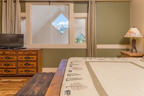 3 bedrooms, desk, iron/ironing board, free WiFi